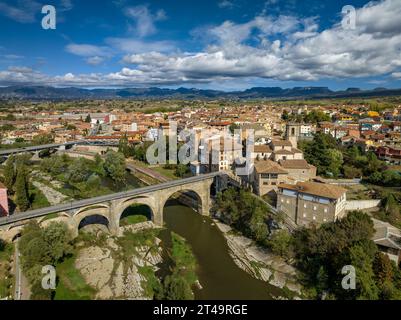 Vue aérienne de la ville de Roda de Ter près de la rivière Ter, à Plana de Vic (Osona, Barcelone, Catalogne, Espagne) ESP : Vista aérea de Roda de Ter Banque D'Images