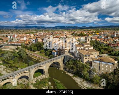 Vue aérienne de la ville de Roda de Ter près de la rivière Ter, à Plana de Vic (Osona, Barcelone, Catalogne, Espagne) ESP : Vista aérea de Roda de Ter Banque D'Images