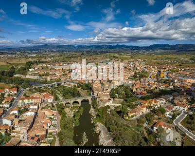 Vue aérienne de la ville de Roda de Ter près de la rivière Ter, à Plana de Vic (Osona, Barcelone, Catalogne, Espagne) ESP : Vista aérea de Roda de Ter Banque D'Images