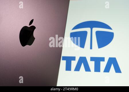 Logo Apple vu sur iPad et logo flou du groupe Tata vu sur l'écran de l'ordinateur portable. Tata va commencer à fabriquer des iPhones en Inde. Stafford, Royaume-Uni, oct Banque D'Images