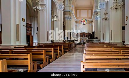 L'intérieur de la cathédrale de Brindisi, en Italie également connu sous le nom de St. Église Jean-Baptiste.. Banque D'Images
