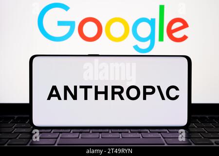 Logo de société de recherche anthropique IA vu sur le smartphone et logo GOOGLE vu sur le fond. Stafford, Royaume-Uni, 29 octobre 2023 Banque D'Images