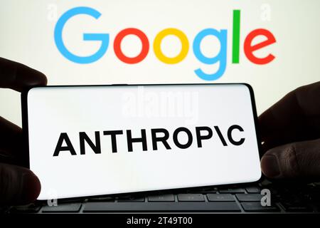 Logo de société de recherche anthropique IA vu sur le smartphone et logo GOOGLE vu sur le fond. Stafford, Royaume-Uni, 29 octobre 2023 Banque D'Images