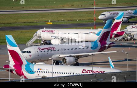 Flughafen Düsseldorf, Eurowings Flieger, auf dem Taxiway und parkposition Luftverkehr dus *** aéroport de Düsseldorf, avion Eurowings, sur la voie de circulation aérienne et position de stationnement dus crédit : Imago/Alamy Live News Banque D'Images