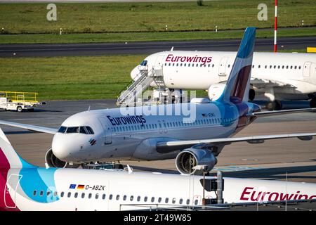 Flughafen Düsseldorf, Eurowings Flieger, Airbus, auf Parkpositionen, Taxiway, Luftverkehr dus *** aéroport de Düsseldorf, avions Eurowings, Airbus, sur les positions de stationnement, voie de circulation, trafic aérien dus crédit : Imago/Alamy Live News Banque D'Images