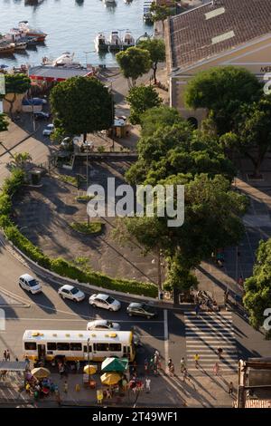 Salvador, Bahia, Brésil - 21 avril 2015 : vue du haut de la rue dans le quartier commerçant de la ville de Salvador, Bahia. Banque D'Images