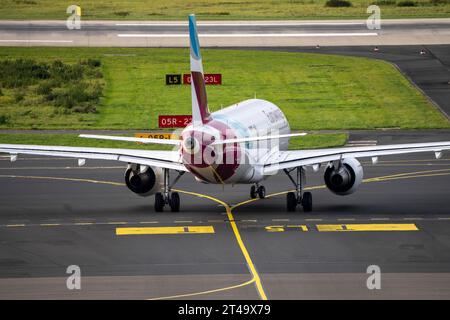 Flughafen Düsseldorf, Eurowings Flieger, auf dem Taxiway, Luftverkehr dus *** aéroport de Düsseldorf, avion Eurowings, sur la voie de circulation aérienne dus crédit : Imago/Alamy Live News Banque D'Images