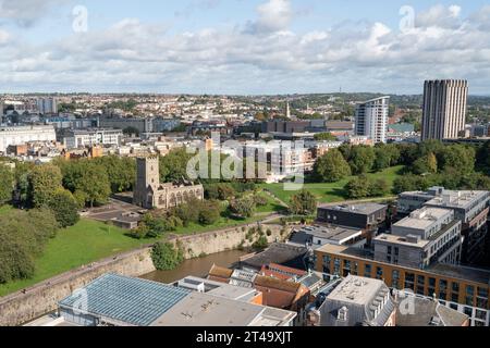 Église Saint-Pierre à Castle Park, Bristol, vue d'un point de vue élevé par une journée ensoleillée d'été. Banque D'Images