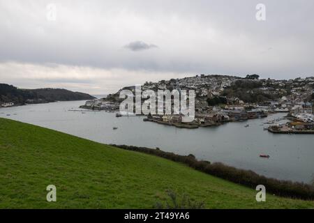 Vue de la ville de Salcombe, prise sur une journée d'hiver calme montrant le port, l'église et le bateau de sauvetage avec East Portlemouth et la mer au loin Banque D'Images