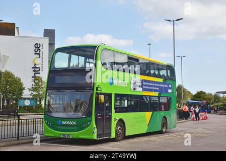 Le premier Wessex Alexander-Dennis Enviro 400 33727 (SN12 AKZ) est vu stationné à la gare routière de Poole. Banque D'Images