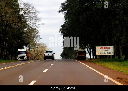 La camionnette roule le long de la Highway 12 avec un panneau indiquant « attention, fin de la troisième voie » Banque D'Images