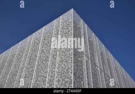 Image détaillée des ateliers de design et des studios de l'Université des Arts de Bournemouth, montrant le voile en aluminium perforé qui a été érigé à l'extérieur de la fi Banque D'Images