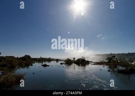 Les eaux calmes de la rivière Iguazu avant de tomber dans la gorge du diable aux chutes d'Iguazu Banque D'Images