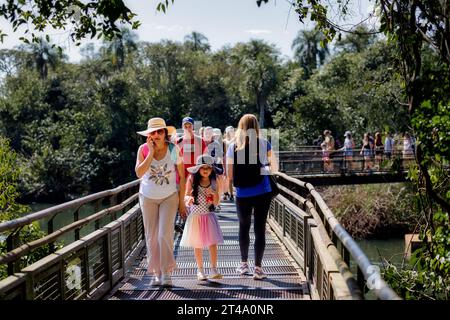 Parc national d'Iguazu, Argentine - 25 juillet 2022 : les touristes parcourent les allées des chutes d'Iguazu en direction de la cascade de la gorge du diable Banque D'Images