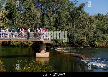 Parc national d'Iguazu, Argentine - 25 juillet 2022 : les touristes parcourent les allées des chutes d'Iguazu en direction de la cascade de la gorge du diable Banque D'Images