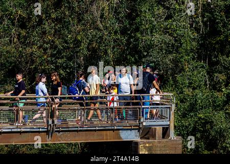 Parc national d'Iguazu, Argentine - 25 juillet 2022 : les touristes parcourent les allées des chutes d'Iguazu en direction de la cascade de la gorge du diable Banque D'Images