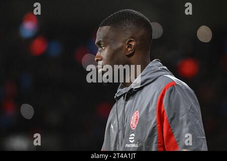 PARIS, FRANCE - OCTOBRE 25 : Fikayo Tomori de l'AC Milan lors du match de l'UEFA Champions League entre le Paris Saint-Germain et l'AC Milan au Parc des Prin Banque D'Images