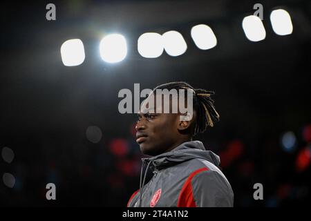PARIS, FRANCE - OCTOBRE 25 : Rafael Leao de l'AC Milan lors du match de l'UEFA Champions League entre le Paris Saint-Germain et l'AC Milan au Parc des Prince Banque D'Images