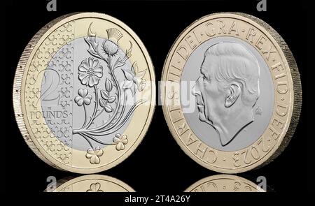 Le nouveau design de £2 qui entrera en circulation générale au Royaume-Uni. La pièce présente les fleurs des 4 nations et aussi le roi Charles III. Banque D'Images