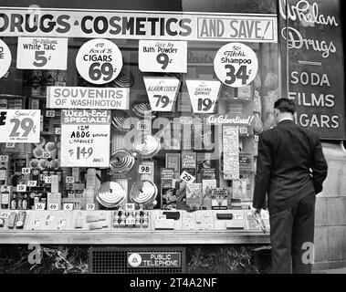 Homme regardant la vitrine d'un magasin de drogue, Washington, D.C., USA, David Myers, U.S. Farm Security Administration, juillet 1939 Banque D'Images