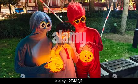 SHANGHAI, CHINE - 29 OCTOBRE 2023 - les touristes se maquillent lorsqu'ils participent à un défilé d'Halloween à Shanghai, Chine, le 29 octobre 2023. La traditiona Banque D'Images