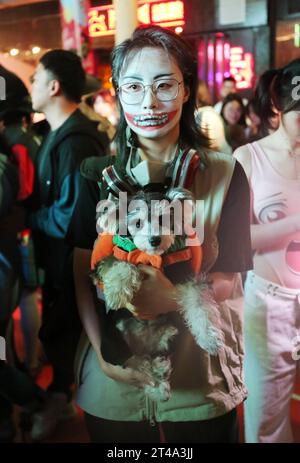 SHANGHAI, CHINE - 29 OCTOBRE 2023 - les touristes se maquillent lorsqu'ils participent à un défilé d'Halloween à Shanghai, Chine, le 29 octobre 2023. La traditiona Banque D'Images