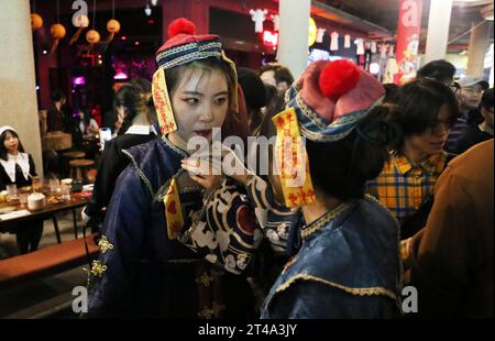SHANGHAI, CHINE - 29 OCTOBRE 2023 - les touristes se maquillent lorsqu'ils participent à un défilé d'Halloween à Shanghai, Chine, le 29 octobre 2023. La traditiona Banque D'Images