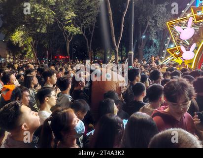 SHANGHAI, CHINE - 29 OCTOBRE 2023 - les touristes se maquillent lorsqu'ils participent à un défilé d'Halloween à Shanghai, Chine, le 29 octobre 2023. La traditiona Banque D'Images