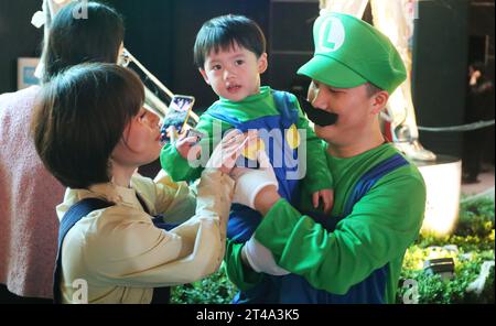 SHANGHAI, CHINE - 29 OCTOBRE 2023 - les touristes se maquillent lorsqu'ils participent à un défilé d'Halloween à Shanghai, Chine, le 29 octobre 2023. La traditiona Banque D'Images