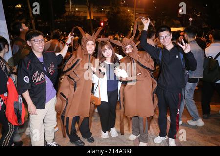 SHANGHAI, CHINE - 29 OCTOBRE 2023 - les touristes se maquillent lorsqu'ils participent à un défilé d'Halloween à Shanghai, Chine, le 29 octobre 2023. La traditiona Banque D'Images
