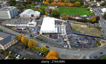 Bradford, Royaume-Uni - 29 octobre 2023 : vue aérienne du supermarché Lidl à Shipley. Banque D'Images