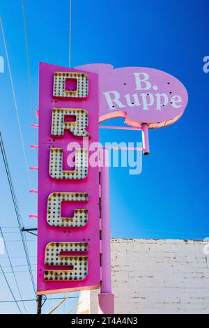 Slgn pour l'emblématique B. Ruppe Drugstore le long de la route 66 à Albuquerque, Nouveau-Mexique, États-Unis [pas d'autorisation de l'établissement ; licence éditoriale uniquement] Banque D'Images