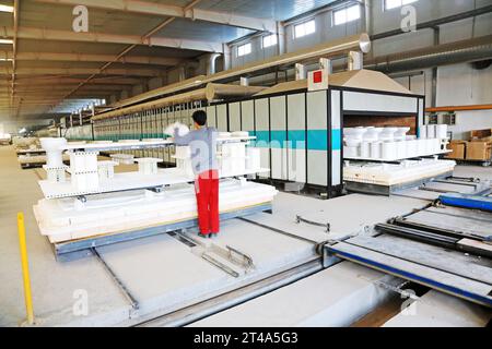 COMTÉ de LUANNAN - JANVIER 5 : les produits semi-finis en céramique dans l'atelier du four de frittage, dans ZhongTong Ceramics Co., Ltd. 5 janvier 2014, lu Banque D'Images