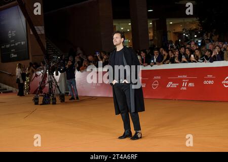 ROME, ITALIE - OCTOBRE 29 : Alessandro Borghi assiste à un tapis rouge pour le film 'SuburraEterna' lors du 18e Festival du film de Rome à l'Auditorium Parco Banque D'Images