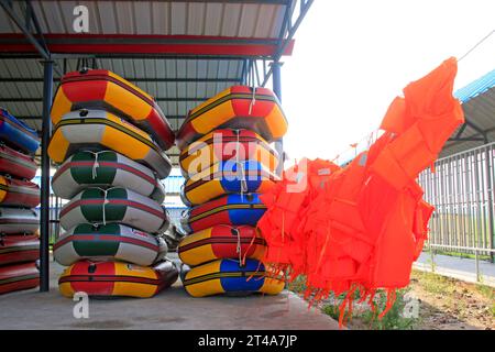 TERRAIN de TULIGEN - JUILLET 20 : bateaux gonflables et gilets de sauvetage entassés dans le terrain de jeu à la dérive le 20 juillet 2014, ligue Xilin gol, Mongolie intérieure au Banque D'Images