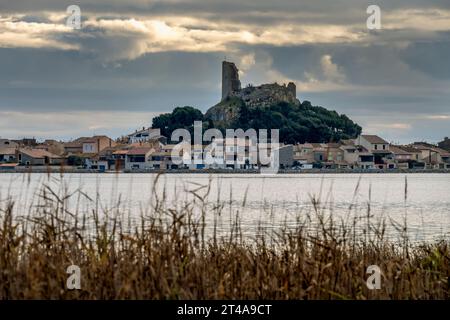 GRUISSAN, FRANCE - 16 DÉCEMBRE 2022 : vue sur Gruissan et l'étang de Gruissan (lac Gruissan) dans l'Aude, dans le sud de la France, par une journée nuageuse d'automne Banque D'Images