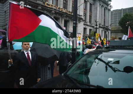 Newark, New Jersey, États-Unis. 29 octobre 2023. Des centaines de manifestants descendent dans les rues de Newark, New Jersey, pour protester contre les actions du gouvernement israélien contre les Palestiniens de Gaza. Les manifestants ont également défilé vers U.S. Corey Bookers, bureau du D-NJ, tirant sur « Free Palestine » lors de leur action de protestation. (Image de crédit : © Brian Branch Price/ZUMA Press Wire) USAGE ÉDITORIAL SEULEMENT! Non destiné à UN USAGE commercial ! Crédit : ZUMA Press, Inc./Alamy Live News Banque D'Images