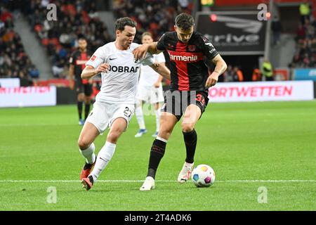 Leverkusen, Allemagne. 29 octobre 2023. Granit Xhaka (à droite) du Bayer 04 Leverkusen affronte Nicolas Hoefler du SC Freiburg lors du match de 9e tour de la première division de Bundesliga entre le Bayer 04 Leverkusen et le SC Freiburg, à Leverkusen Allemagne, le 29 octobre 2023. Crédit : Ulrich Hufnagel/Xinhua/Alamy Live News Banque D'Images