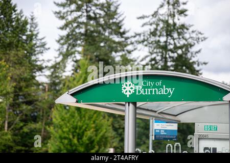 Burnaby, CANADA - juin 21 2023 : logo de la ville de Burnaby imprimé sur un arrêt d'autobus. Burnaby est une ville de la région du Lower Mainland en Colombie-Britannique, au Canada Banque D'Images