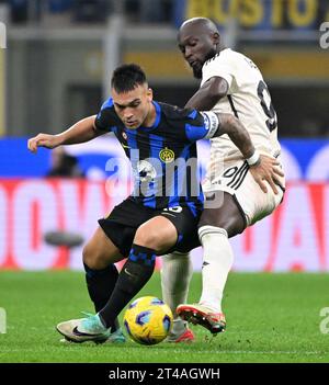 Milan, Italie. 29 octobre 2023. Lautaro Martinez (à gauche) du FC Inter défie Romelu Lukaku du Roma lors d'un match de soccer en Serie A entre le FC Inter et Roma à Milan, Italie, le 29 octobre 2023. Crédit : Alberto Lingria/Xinhua/Alamy Live News Banque D'Images