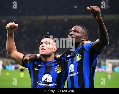 Milan, Italie. 29 octobre 2023. Marcus Thuram (droite) du FC Inter célèbre son but avec son coéquipier Lautaro Martinez lors d'un match de soccer en Serie A entre le FC Inter et Roma à Milan, Italie, le 29 octobre 2023. Crédit : Alberto Lingria/Xinhua/Alamy Live News Banque D'Images