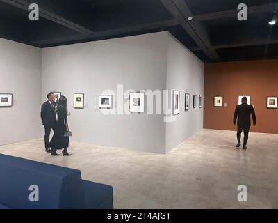 Personnes assistant à une exposition de photographie d'art intitulée The Power of Photography au Bowers Museum de Santa Ana, Orange County, Californie, États-Unis Banque D'Images