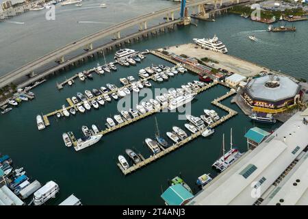 Yachts et bateaux à moteur chers amarrés dans le port de Biscayne Bay dans le quartier du centre-ville de Miami, Floride. Marina Bay avec voiliers de luxe Banque D'Images