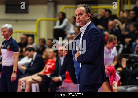 Busto Arsizio, Italie. 29 octobre 2023. Lorenzo Bernardi entraîneur-chef d'Igor Gorgonzola Novara vu lors du match féminin de volley Serie A 2023/24 entre UYBA E-Work volley Busto Arsizio et Igor Gorgonzola Novara à E-Work Arena. Score final ; UYBA Busto 0:3 Novara crédit : SOPA Images Limited/Alamy Live News Banque D'Images