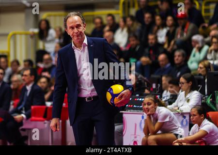 Busto Arsizio, Italie. 29 octobre 2023. Lorenzo Bernardi entraîneur-chef d'Igor Gorgonzola Novara vu lors du match féminin de volley Serie A 2023/24 entre UYBA E-Work volley Busto Arsizio et Igor Gorgonzola Novara à E-Work Arena. Score final ; UYBA Busto 0:3 Novara crédit : SOPA Images Limited/Alamy Live News Banque D'Images