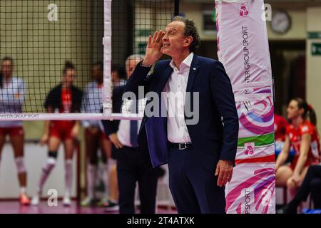 Busto Arsizio, Italie. 29 octobre 2023. Lorenzo Bernardi entraîneur-chef d'Igor Gorgonzola Novara fait des gestes lors du match féminin volley Serie A 2023/24 entre UYBA E-Work volley Busto Arsizio et Igor Gorgonzola Novara à E-Work Arena. Score final ; UYBA Busto 0:3 Novara crédit : SOPA Images Limited/Alamy Live News Banque D'Images