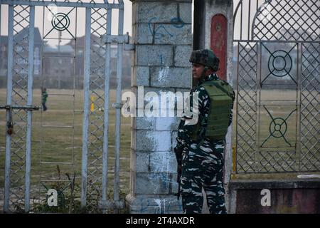 Srinagar, Inde. 29 octobre 2023. Un soldat paramilitaire prend position près du site après que des militants présumés aient tiré sur un officier de police indien et l'aient blessé à Srinagar. (Photo Saqib Majeed/SOPA Images/Sipa USA) crédit : SIPA USA/Alamy Live News Banque D'Images