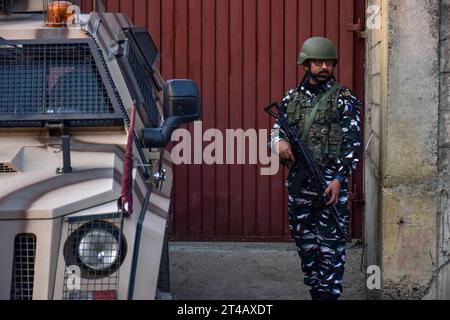 Srinagar, Inde. 29 octobre 2023. Un soldat paramilitaire prend position près du site après que des militants présumés aient tiré sur un officier de police indien et l'aient blessé à Srinagar. (Photo Saqib Majeed/SOPA Images/Sipa USA) crédit : SIPA USA/Alamy Live News Banque D'Images