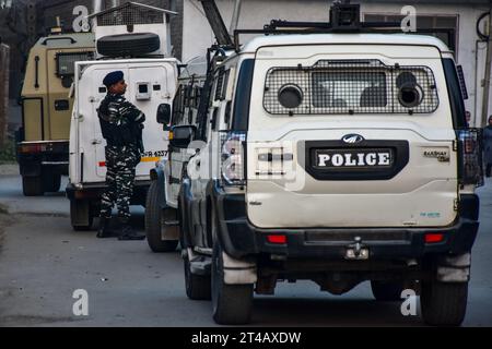Srinagar, Inde. 29 octobre 2023. Un soldat paramilitaire prend position près du site après que des militants présumés aient tiré sur un officier de police indien et l'aient blessé à Srinagar. (Photo Saqib Majeed/SOPA Images/Sipa USA) crédit : SIPA USA/Alamy Live News Banque D'Images