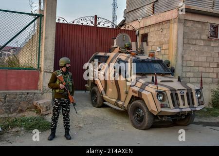 Srinagar, Inde. 29 octobre 2023. Un soldat paramilitaire prend position près du site après que des militants présumés aient tiré sur un officier de police indien et l'aient blessé à Srinagar. (Photo Saqib Majeed/SOPA Images/Sipa USA) crédit : SIPA USA/Alamy Live News Banque D'Images